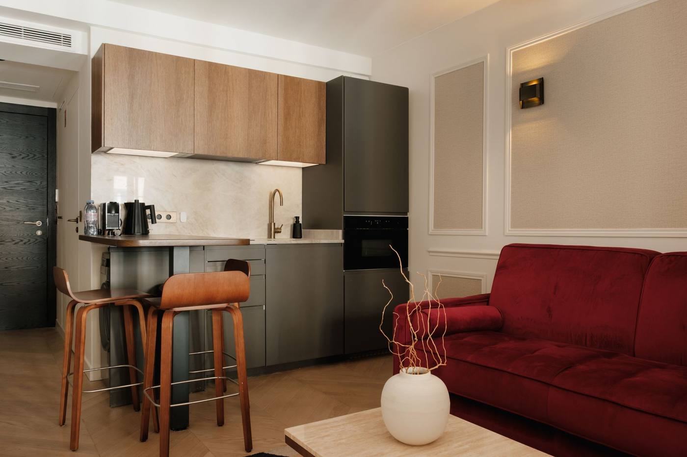 Suite 02: cucina a vista e bancone con sgabelli