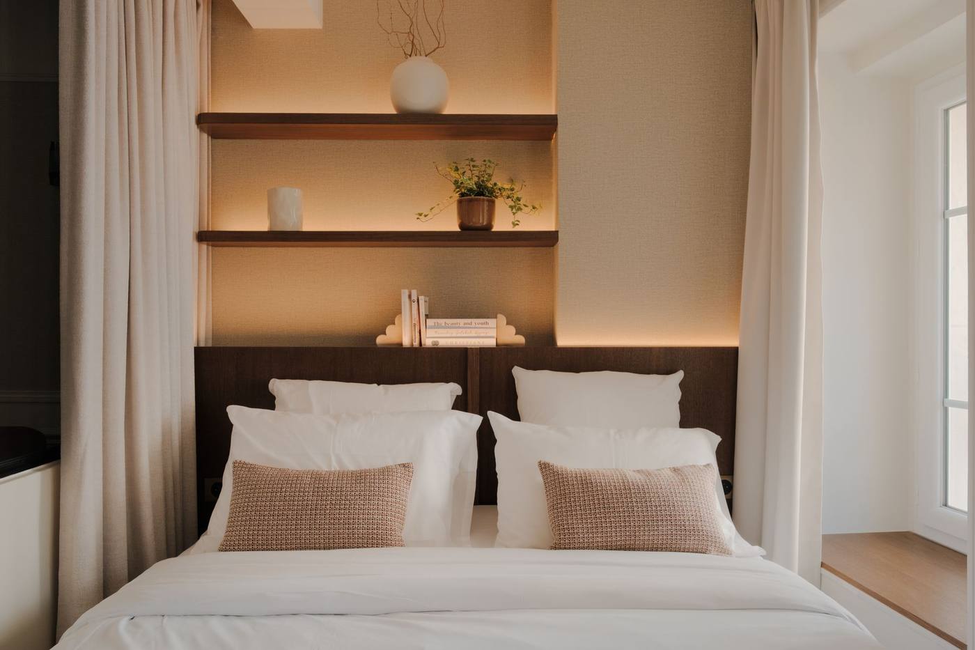 Suite 02: camera con mensole illuminate