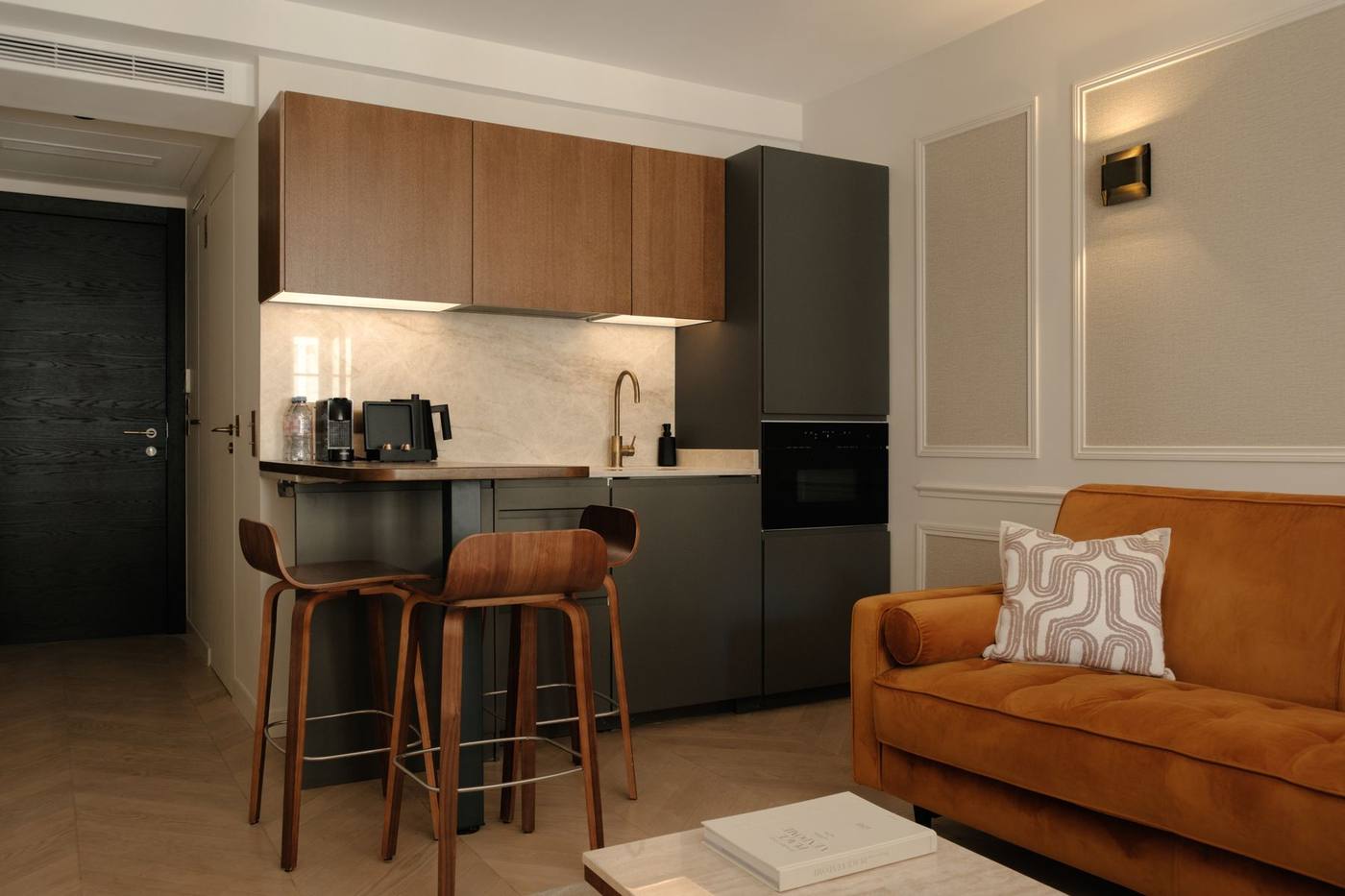 Suite 04: cucina a vista e bancone con sgabelli