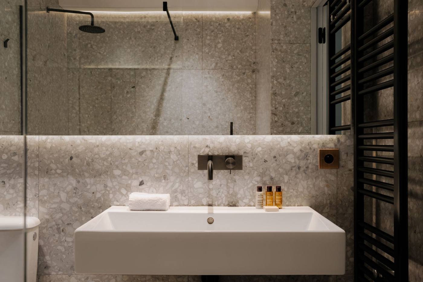 Bagno in terrazzo: lavabo e grande specchio