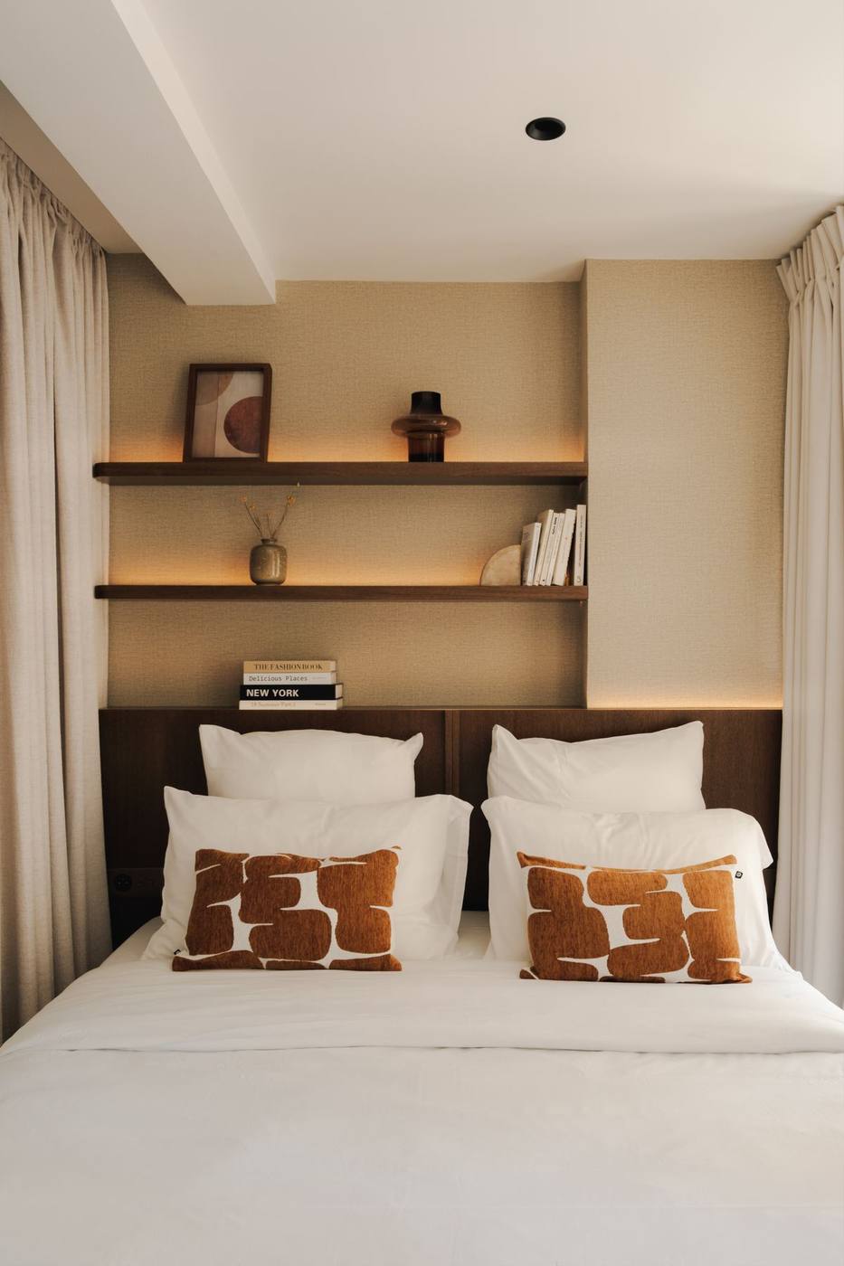 Chambre, tête de lit et niches éclairées