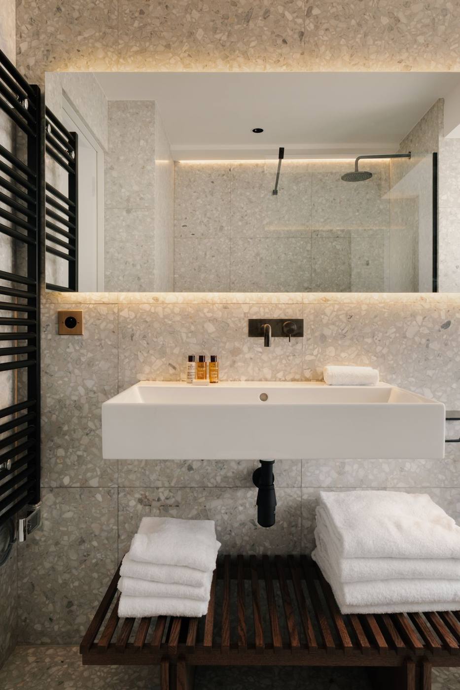Suite 05: bagno in terrazzo, lavabo e grande specchio