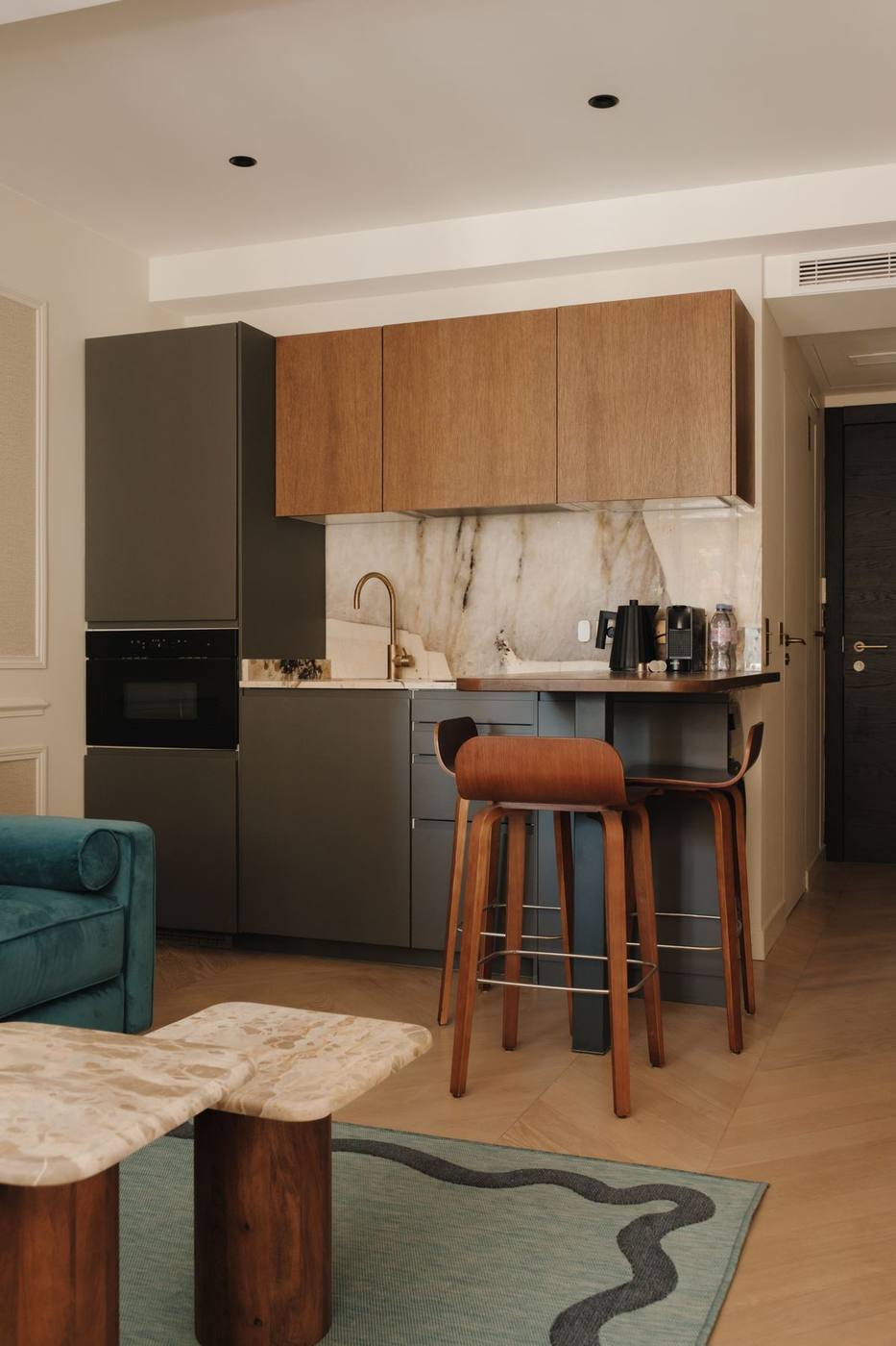 Suite 05: cucina a vista in marmo venato e bancone