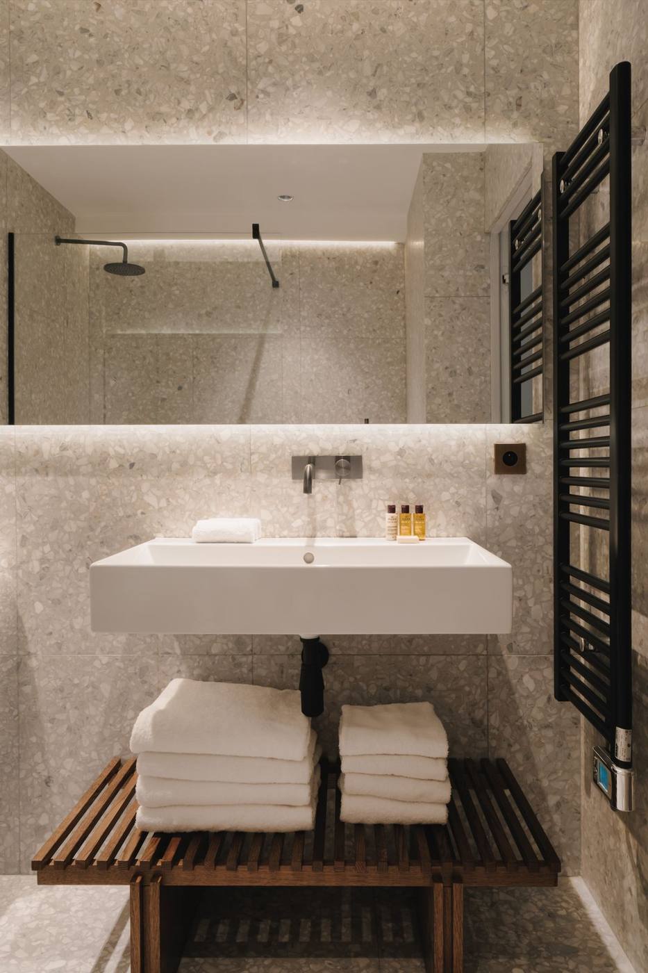 Suite 06: bagno in terrazzo, lavabo e grande specchio