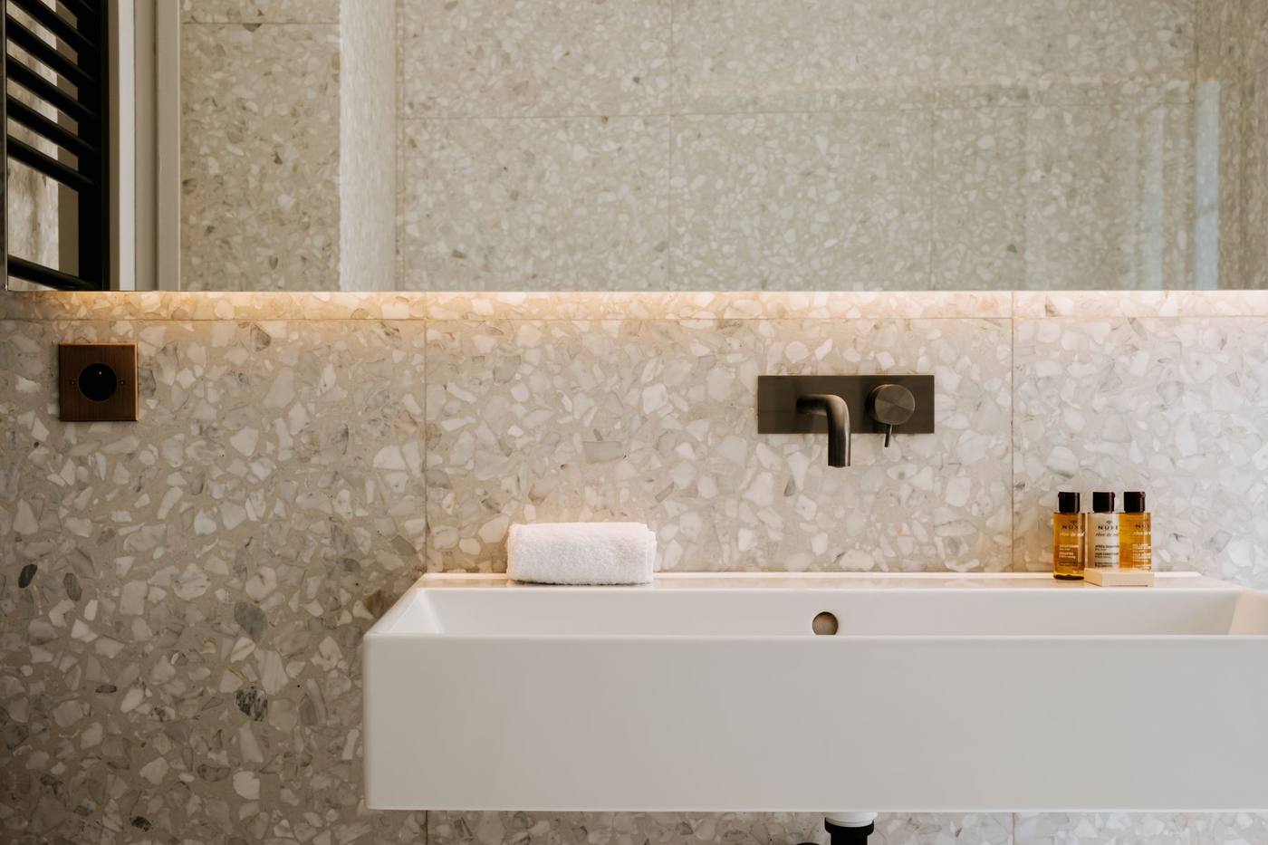 Suite 07: bagno in terrazzo, lavabo e grande specchio