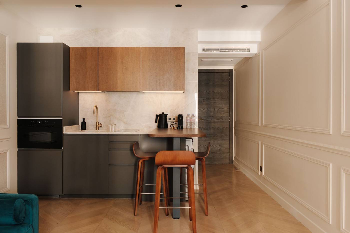 Suite 07: cucina a vista e bancone con sgabelli
