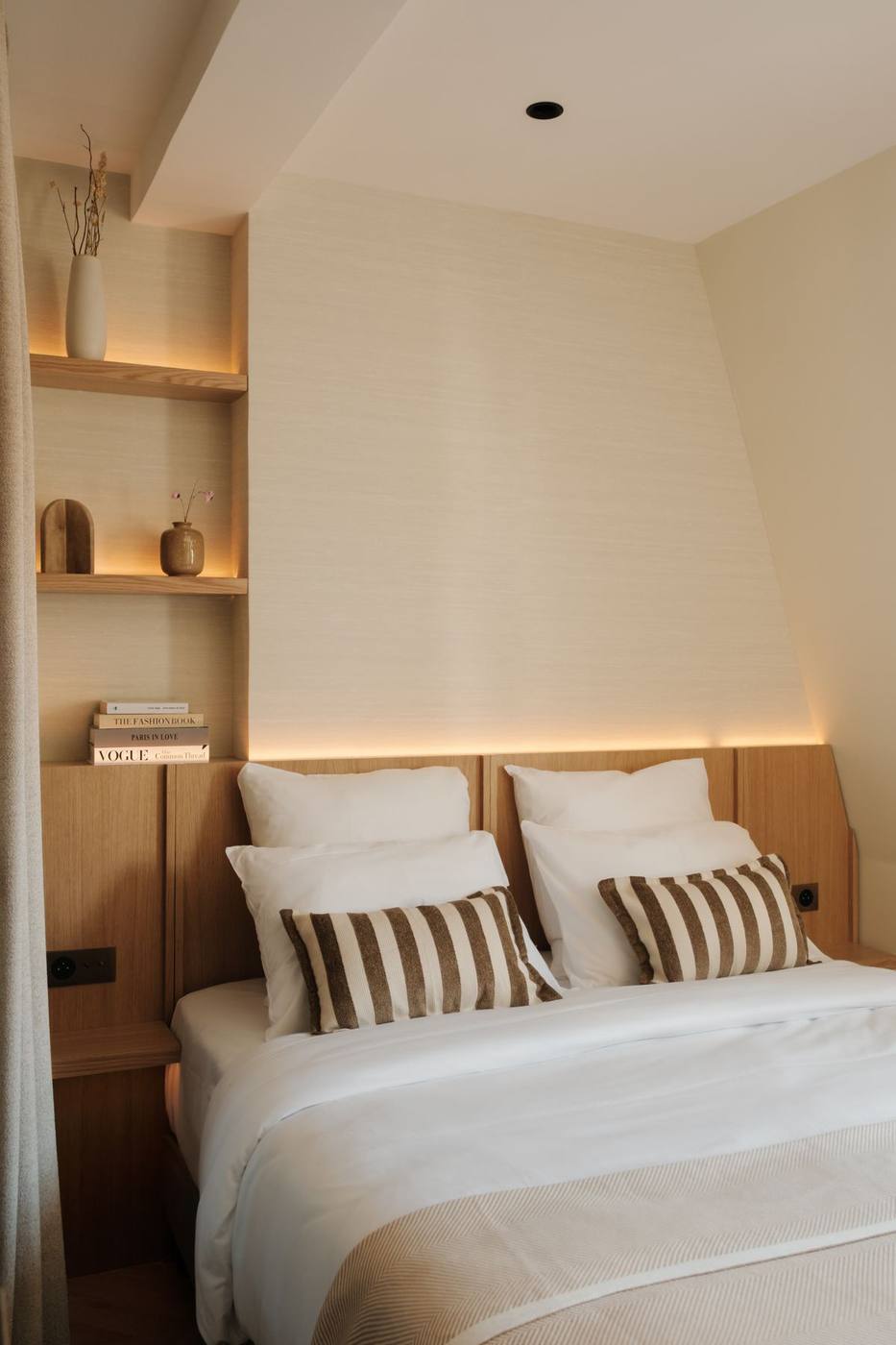Suite 08 : chambre, tête de lit en chêne et étagères