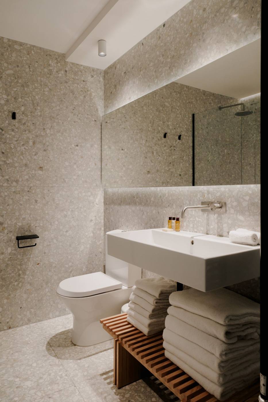 Bagno in terrazzo: lavabo e grande specchio