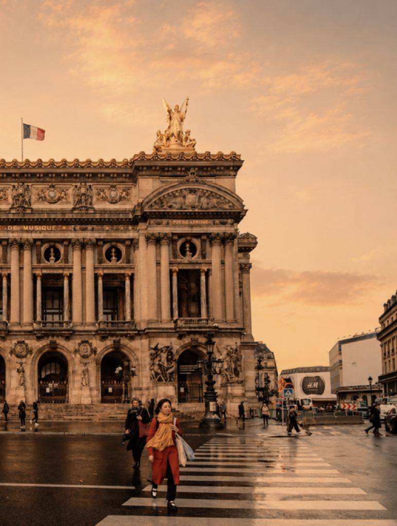La façade de l'Opéra Garnier au crépuscule